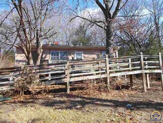 8534 Oak Point Rd, Ozawkie, KS 66070