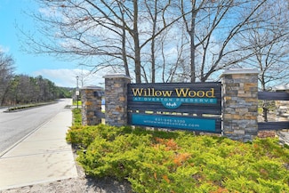 28 Willow Dr, Coram, NY 11727