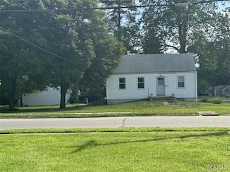915 Lindsay Ln, Florissant, MO 63031