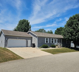 984 Pinecreek, Middleville, MI 49333