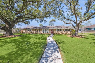 102 E Crestmont Dr, Alvin, TX 77511
