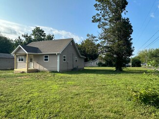 104 E Harker St, Mountain Grove, MO 65711