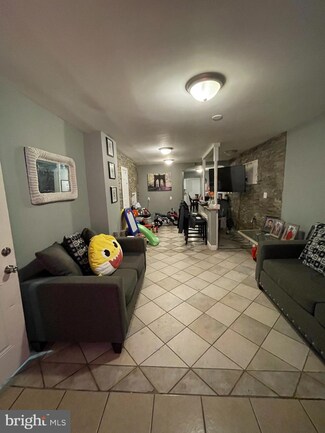 551 Maple St, Reading, PA 19602