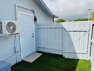 8350 NW 7th St Unit Efficiency, Pembroke Pines, FL 33024