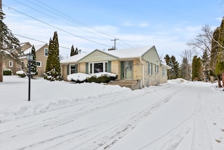 412 E Spooner Rd, Milwaukee, WI 53217