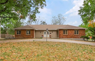 8641 Broadmoor St, Overland Park, KS 66212
