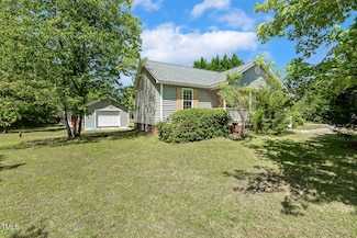 160 Red Star Ln, Clayton, NC 27520