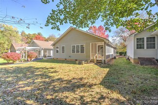 302 Creeks End Cir, Mills River, NC 28759