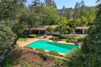 1075 Pine Oak Ln, Pasadena, CA 91105