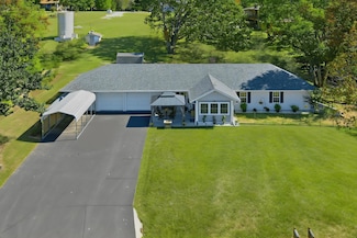 226 Hunt Club Cir, Galena, MO 65656