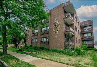 6517 N California Ave Unit 202, Chicago, IL 60645