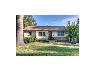 8136 W 78th St, Overland Park, KS 66204