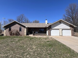 7 Honeysuckle Ct, Oxford, KS 67119