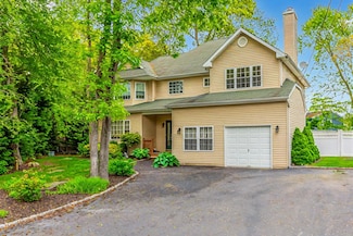195 Bridle Way, Oakdale, NY 11769