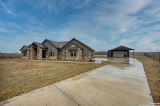112 Hidden Cove, Floresville, TX 78114