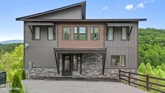 2955 Lightning Strike Dr, Sevierville, TN 37862