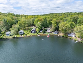 44 1st St, Brimfield, MA 01010