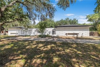 163 Windsor Dr, Beeville, TX 78102