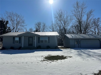 101 High St, Shelbina, MO 63468