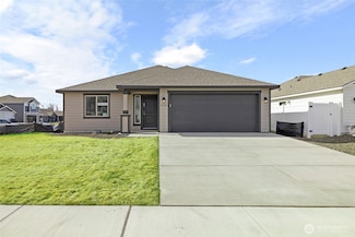 206 N Lessor Loop, Moses Lake, WA 98837