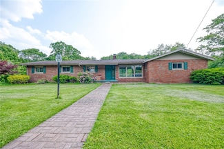 821 Chateau Dr, Ellwood City, PA 16117