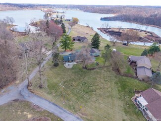 1102 Round Island Dr, Kendallville, IN 46755