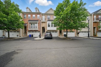 28 Creekside Ct, Secaucus, NJ 07094