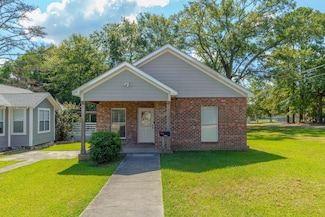 306 S 2nd St, Collins, MS 39428