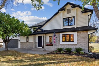 384 Highwood Drive Cir, Chaska, MN 55318