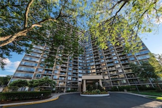 2 Bay Club Dr Unit 4Z2, Bayside, NY 11360