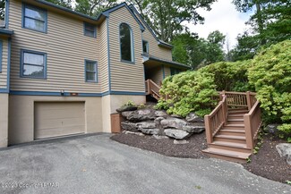 521 Bunting Dr, Buck Hill Falls, PA 18323