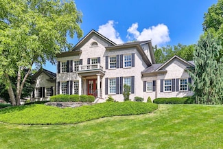8 Camargo Canyon Dr, Cincinnati, OH 45243