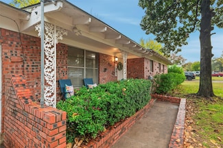 7005 Robinhood Ln, Fort Worth, TX 76112