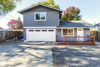 1034 NE Savage St, Grants Pass, OR 97526