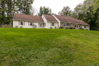 10 Edgehill Dr, Woodbridge, CT 06525