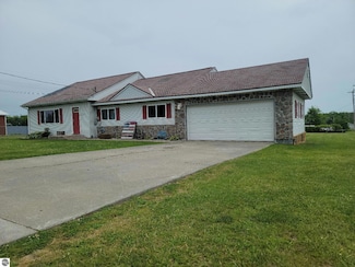 925 S Loxley Rd, Houghton Lake, MI 48629