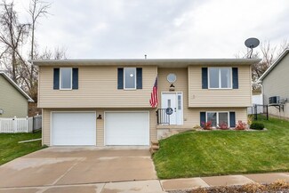 2144 Golden Eagle Dr, Dubuque, IA 52001