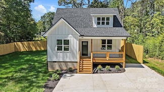 67 Valentine St, Flat Rock, NC 28731