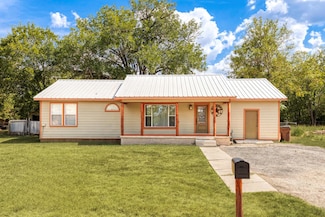 924 W Live Oak St, Lockhart, TX 78644