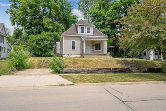 1223 W 19th St, Cedar Falls, IA 50613