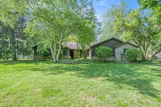 6030 Queen Oaks Dr, Chelsea, MI 48118