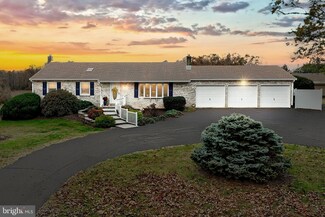 5125 Pine View Dr, Glen Rock, PA 17327