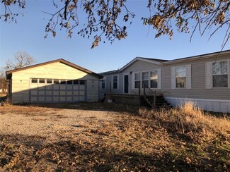104 Cedar St, Perry, OK 73077