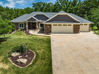 17312 Castlemaine Ln, Dubuque, IA 52001