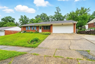 2424 Pinegrove Dr, Dayton, OH 45449
