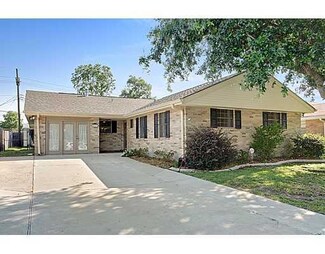 2113 Graham Dr, Gretna, LA 70056