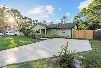 2915 Woodpine Cir, Sarasota, FL 34231