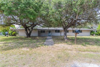 558 S 11th St, Aransas Pass, TX 78336
