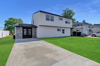 12 Woodcock Ln, Levittown, NY 11756