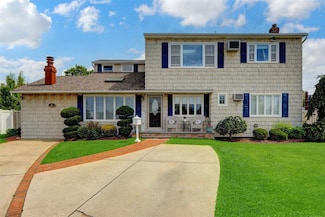 6 Pasture Ct, Bethpage, NY 11714